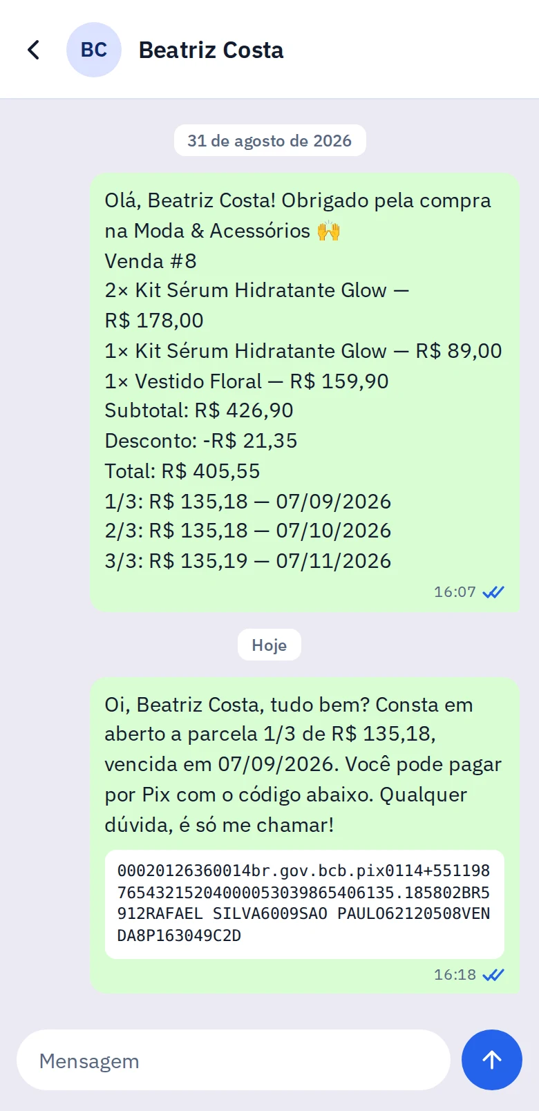 Conversa no WhatsApp com Beatriz Costa: o recibo da venda 8, com os itens, o total de R$ 405,55 e as três parcelas, e depois o lembrete de cobrança da parcela 1 de 3, de R$ 135,18, com o código Pix copia e cola